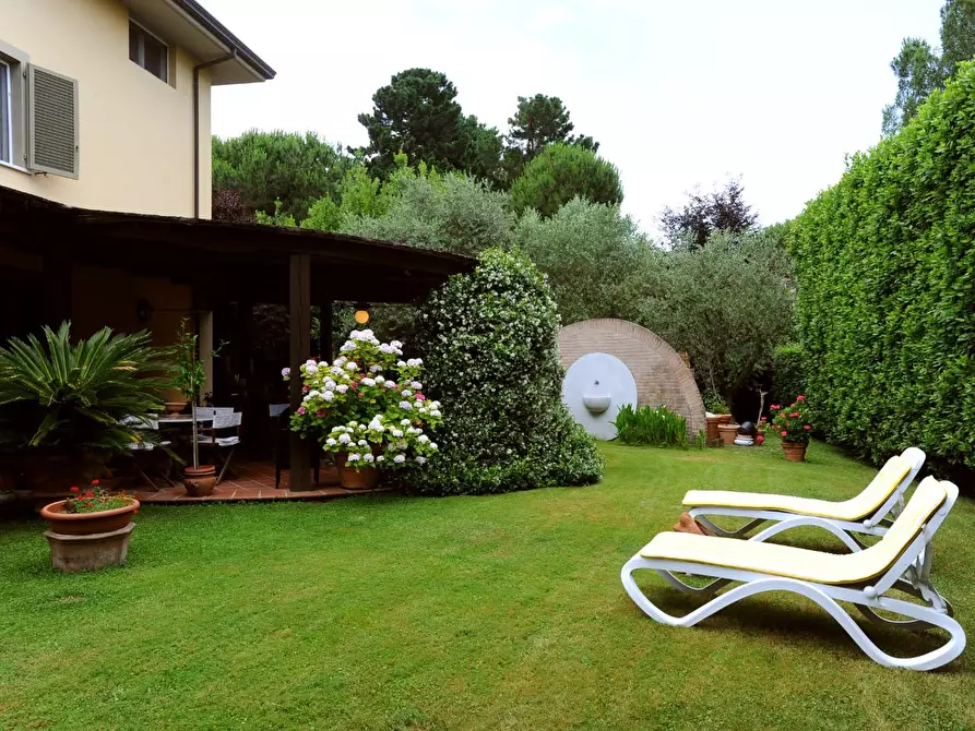 Immagine 8 di Villa in vendita  a Massa