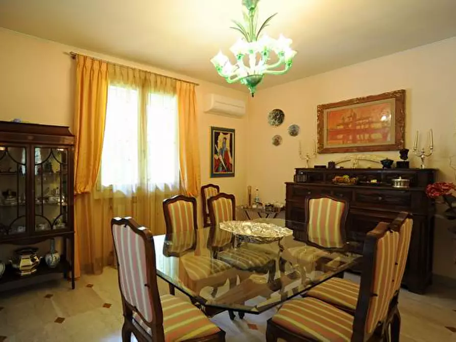 Immagine 14 di Villa in vendita  a Massa