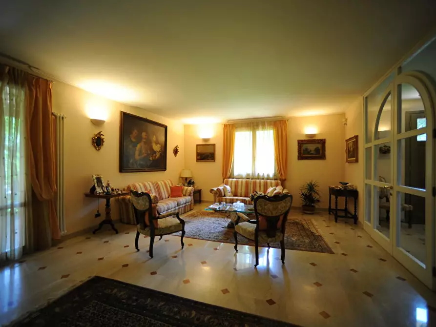 Immagine 24 di Villa in vendita  a Massa
