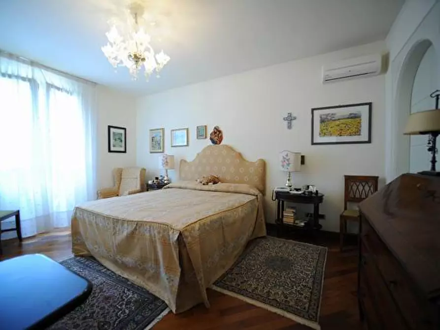 Immagine 21 di Villa in vendita  a Massa