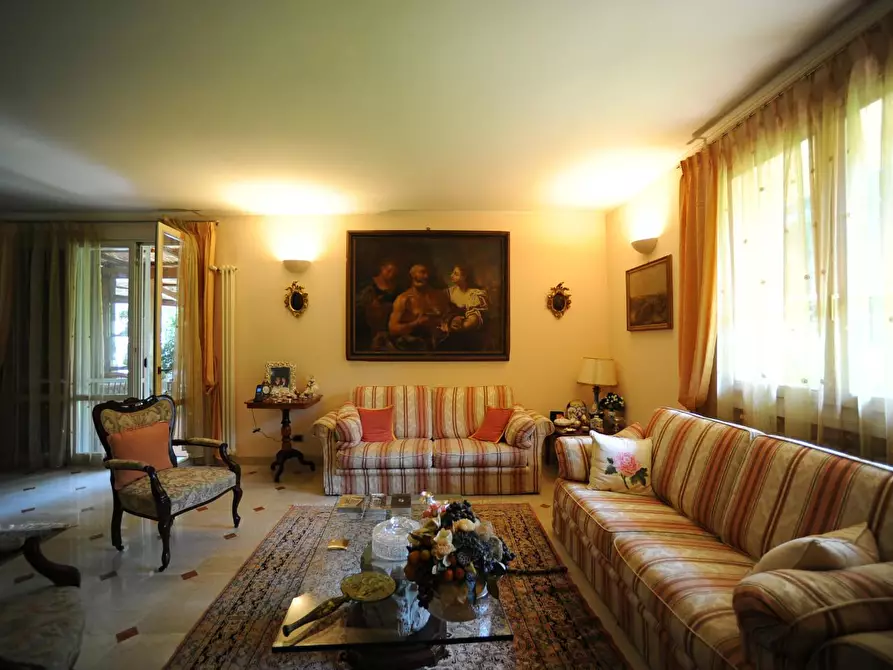 Immagine 26 di Villa in vendita  a Massa