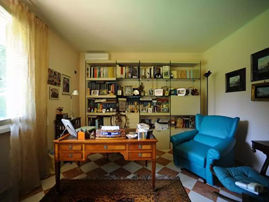 Immagine 9 di Villa in vendita  a Massa