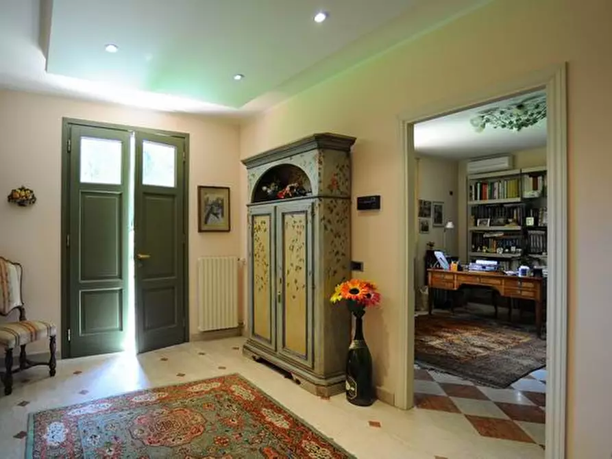 Immagine 3 di Villa in vendita  a Massa