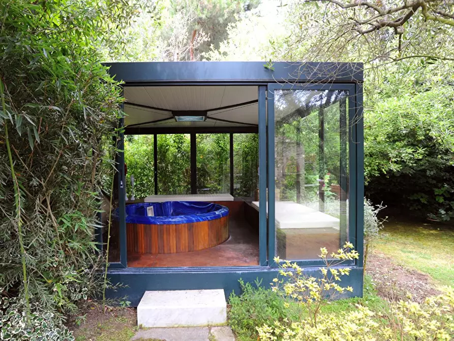 Immagine 10 di Villa in vendita  a Massa