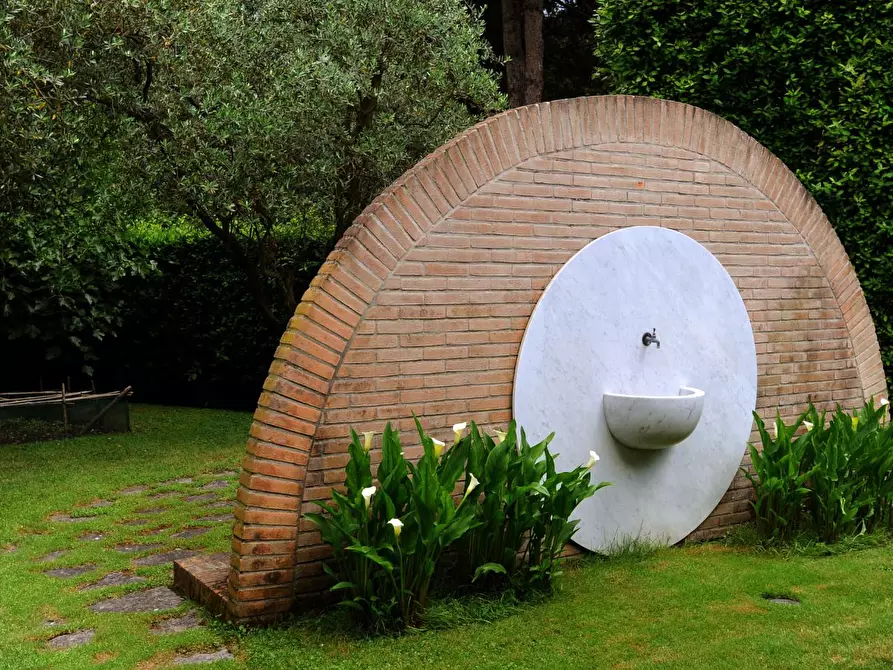 Immagine 11 di Villa in vendita  a Massa