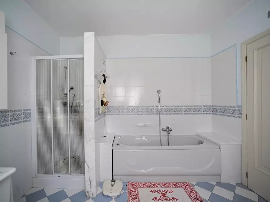 Immagine 36 di Villa in vendita  a Massa
