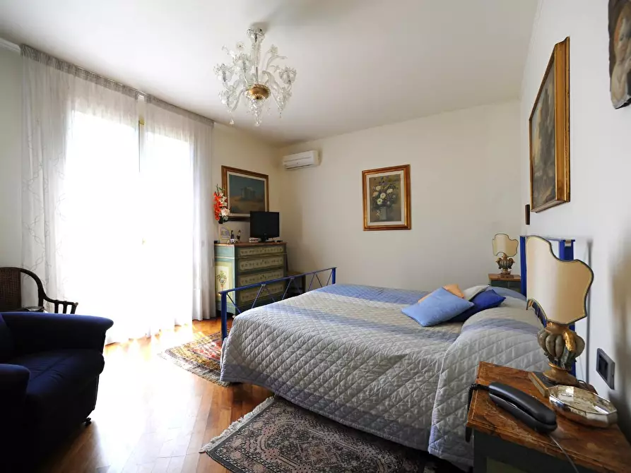 Immagine 37 di Villa in vendita  a Massa