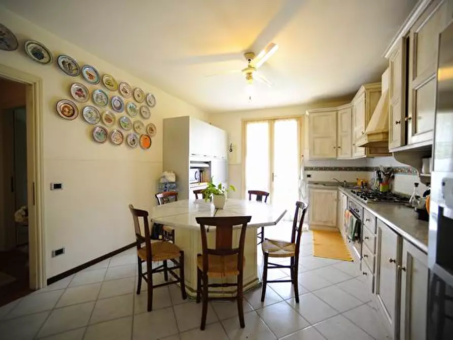 Immagine 12 di Villa in vendita  a Massa