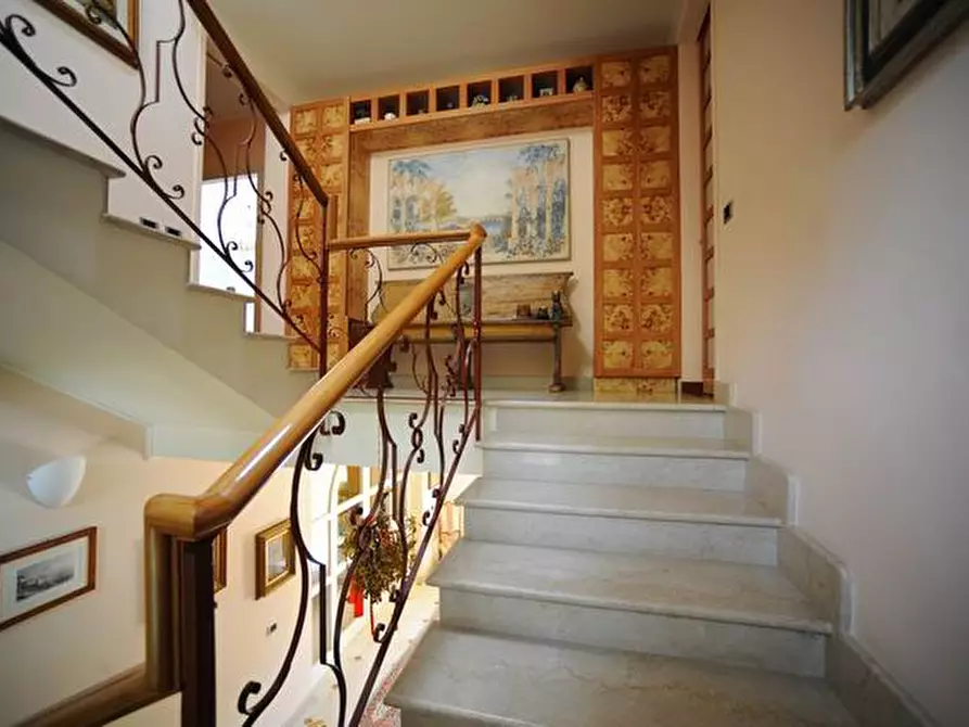 Immagine 8 di Villa in vendita  a Massa