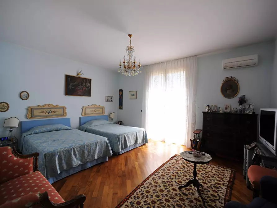 Immagine 43 di Villa in vendita  a Massa