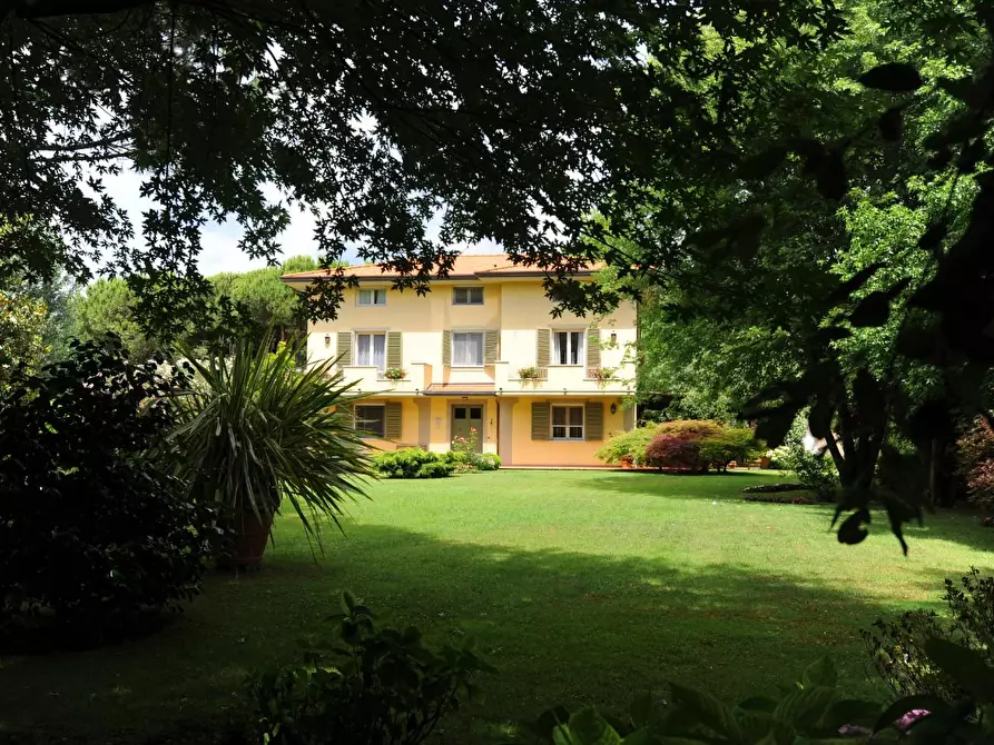 Immagine 1 di Villa in vendita  a Massa