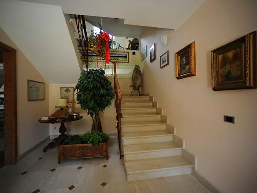 Immagine 2 di Villa in vendita  a Massa