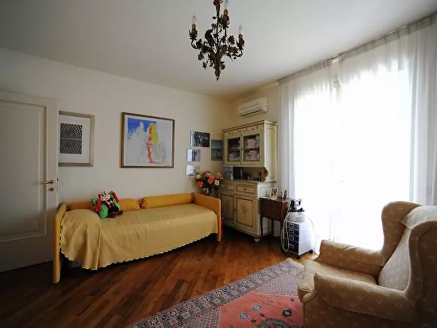 Immagine 25 di Villa in vendita  a Massa