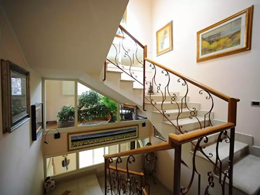 Immagine 7 di Villa in vendita  a Massa