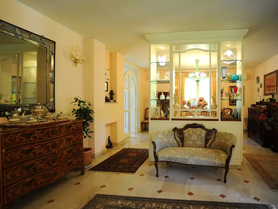 Immagine 25 di Villa in vendita  a Massa