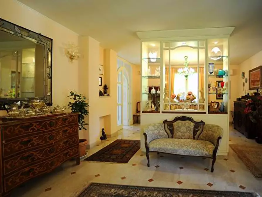 Immagine 15 di Villa in vendita  a Massa