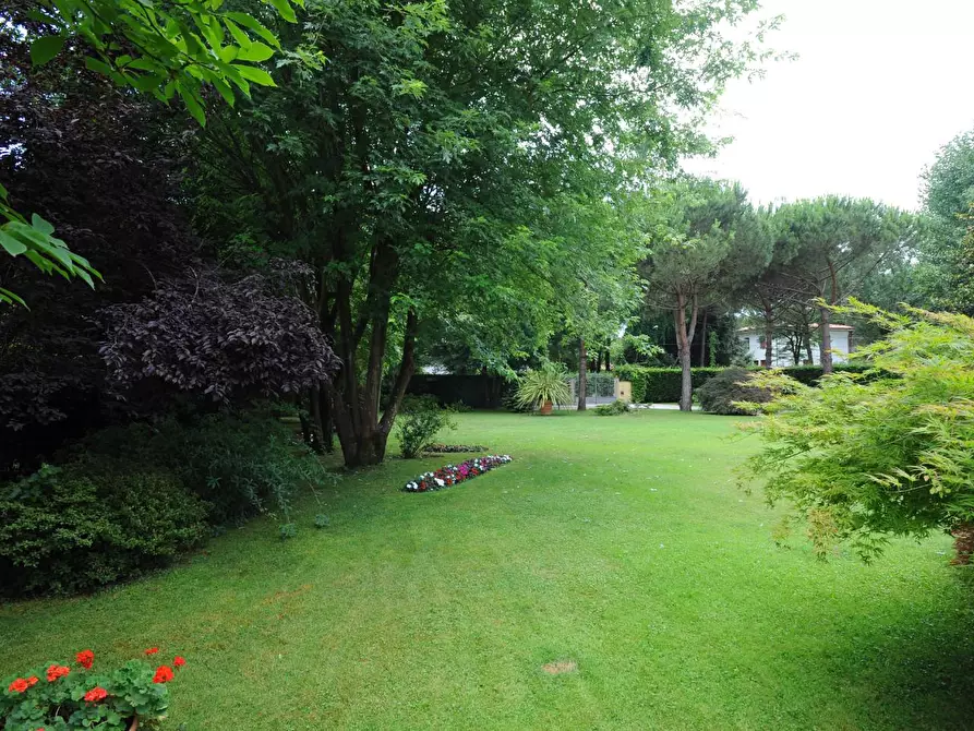 Immagine 9 di Villa in vendita  a Massa