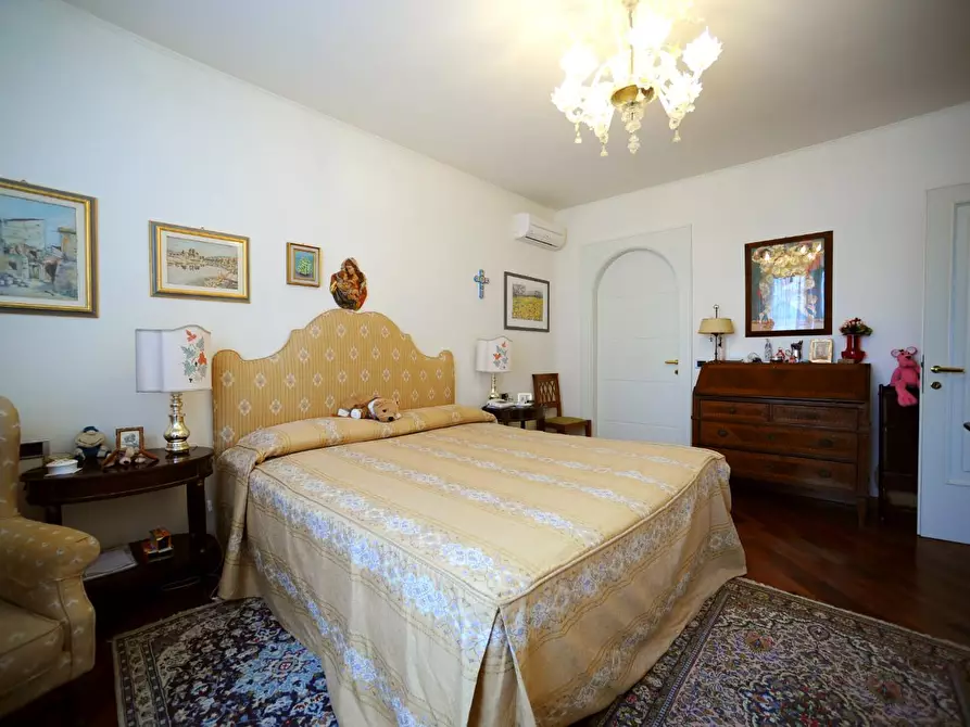 Immagine 32 di Villa in vendita  a Massa