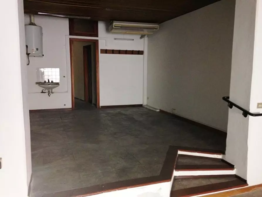 Immagine 2 di Locale commerciale in vendita  a Pisa