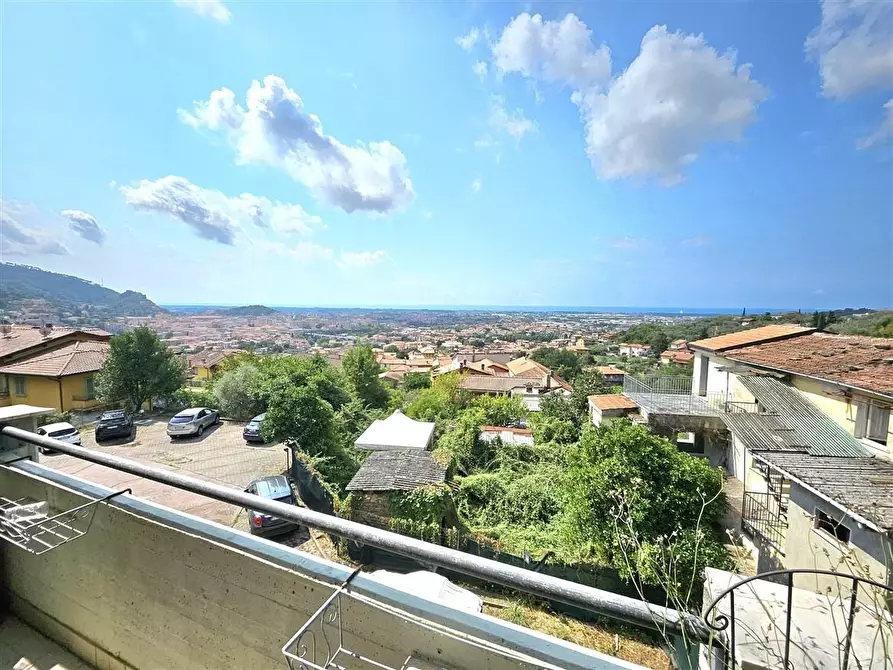 Immagine 21 di Appartamento in vendita  a Massa