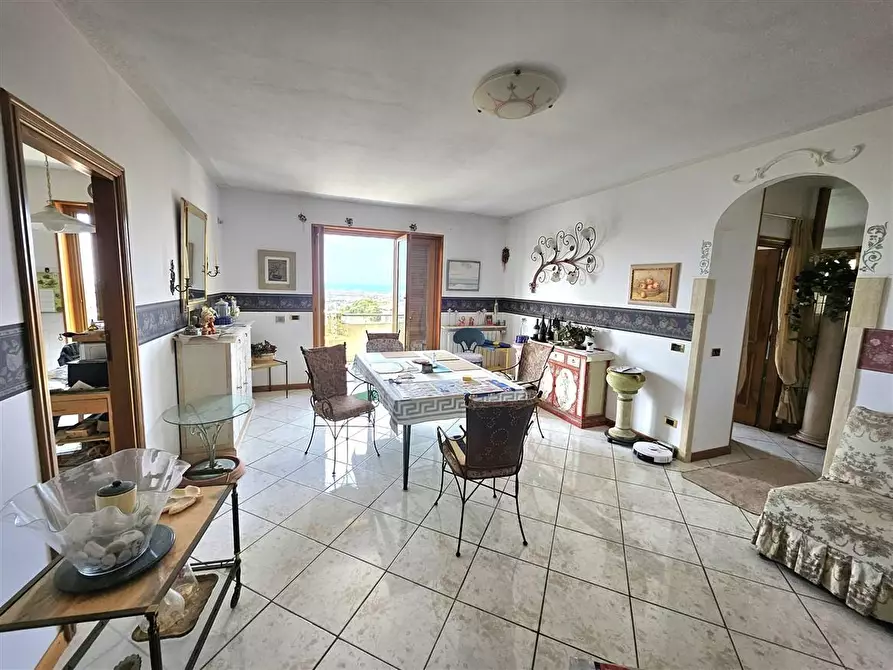 Immagine 2 di Appartamento in vendita  a Massa
