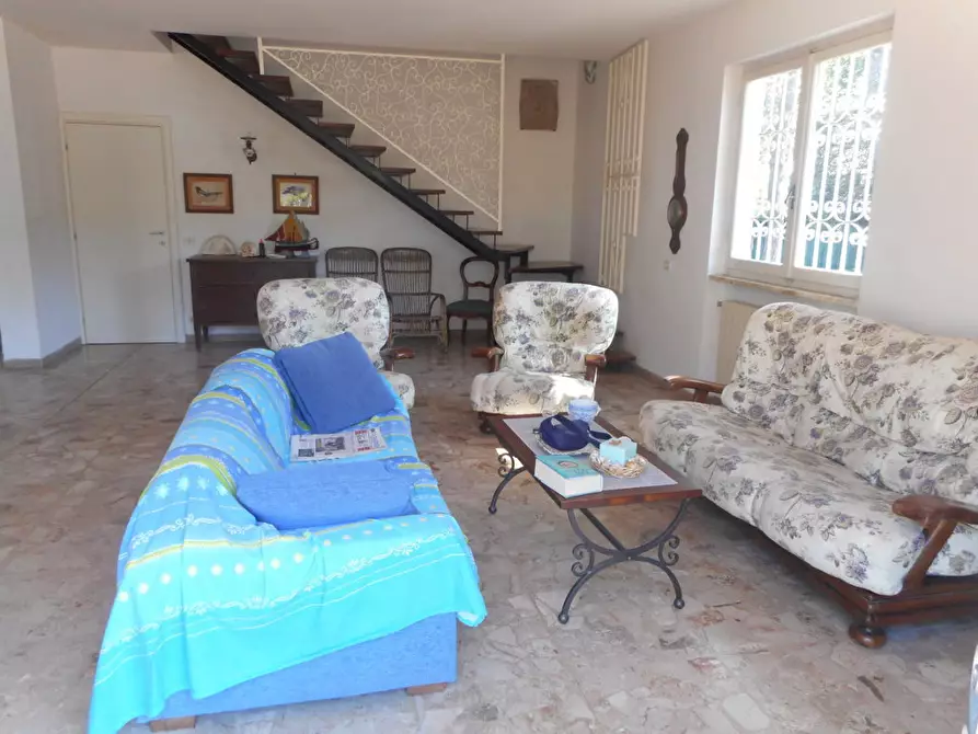 Immagine 7 di Villa in affitto  a Massa