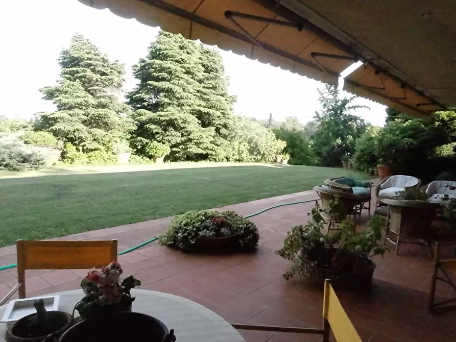 Immagine 4 di Villa in vendita  a Lucca