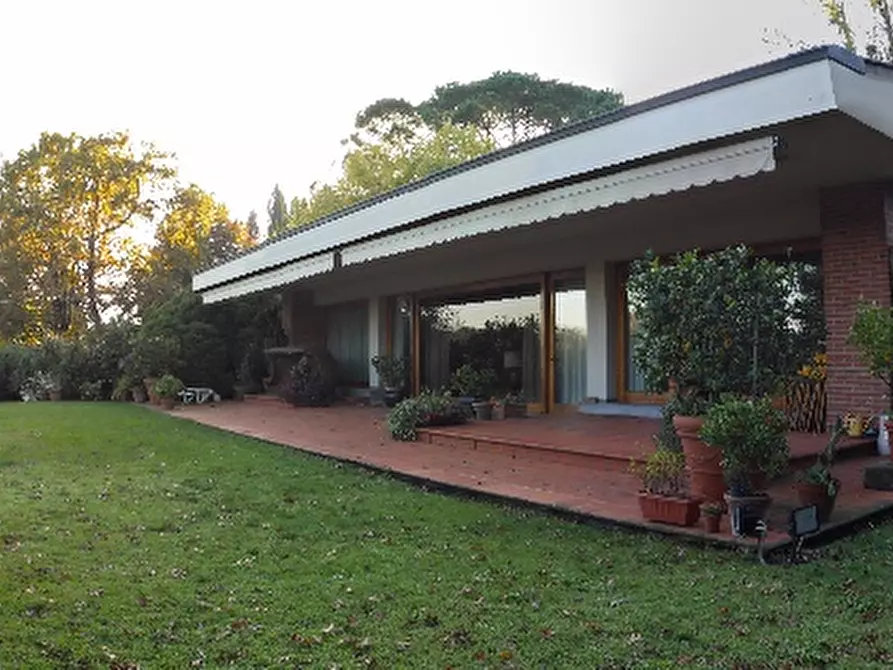 Immagine 3 di Villa in vendita  a Lucca