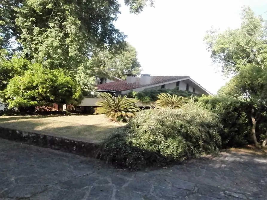 Immagine 5 di Villa in vendita  a Lucca