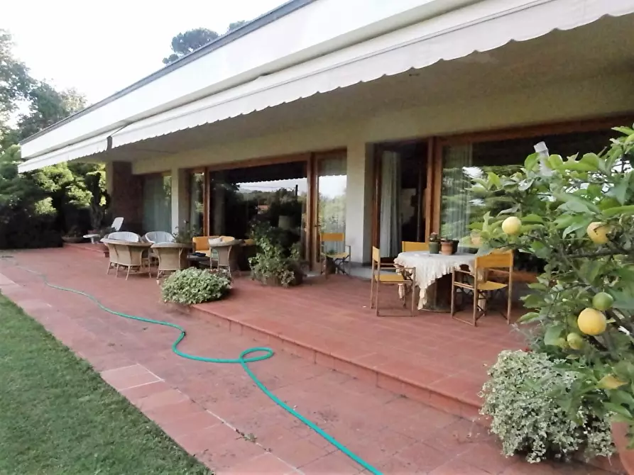 Immagine 2 di Villa in vendita  a Lucca
