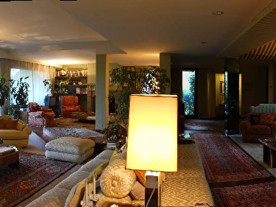 Immagine 7 di Villa in vendita  a Lucca