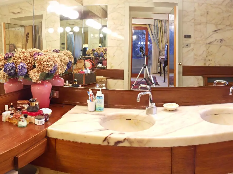 Immagine 13 di Villa in vendita  a Lucca