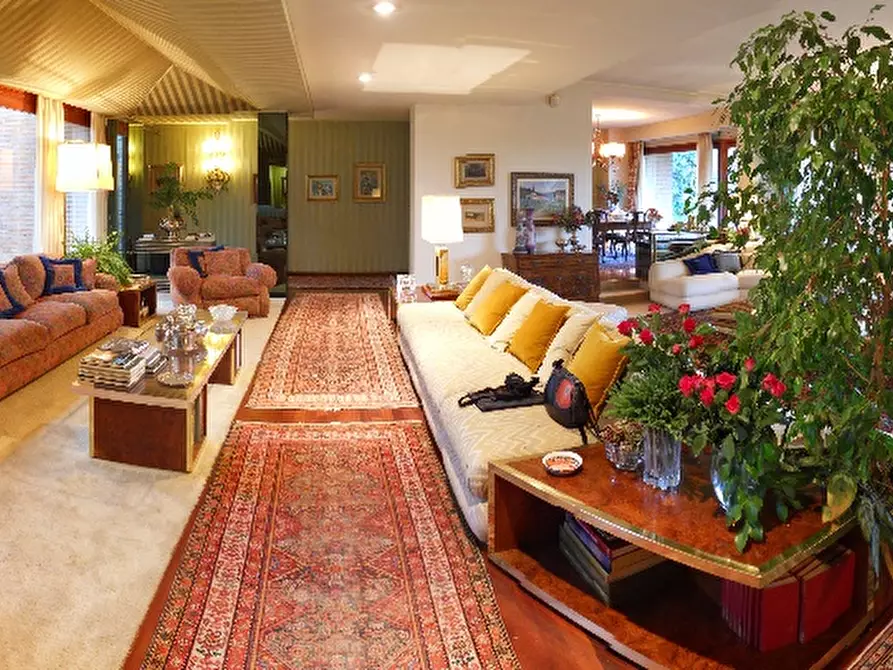 Immagine 8 di Villa in vendita  a Lucca