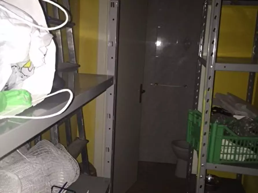 Immagine 4 di Locale commerciale in vendita  a Pontedera