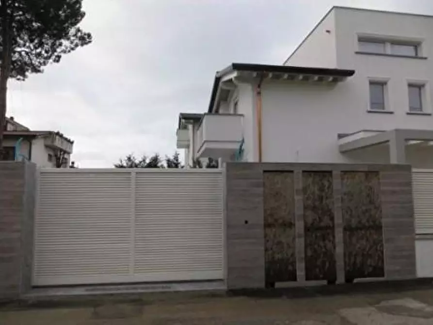 Immagine 5 di Villa in vendita  a Montignoso