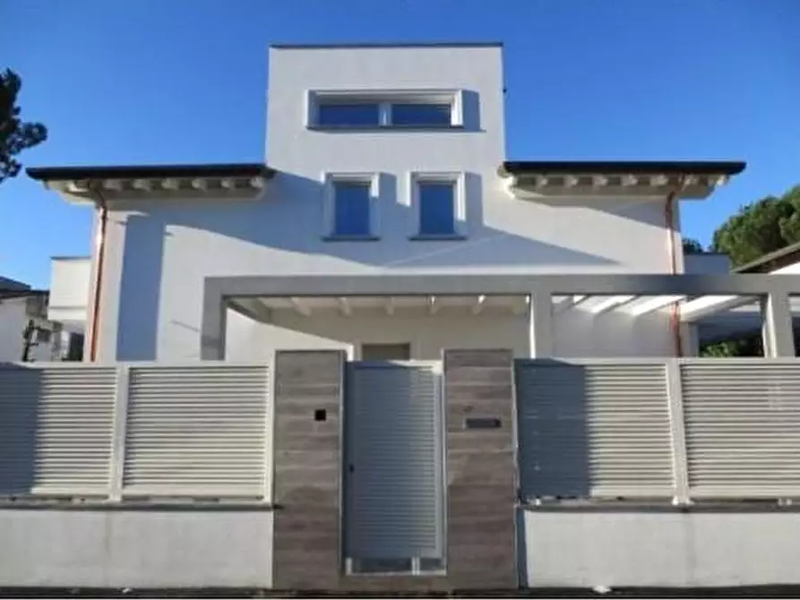 Immagine 3 di Villa in vendita  a Montignoso