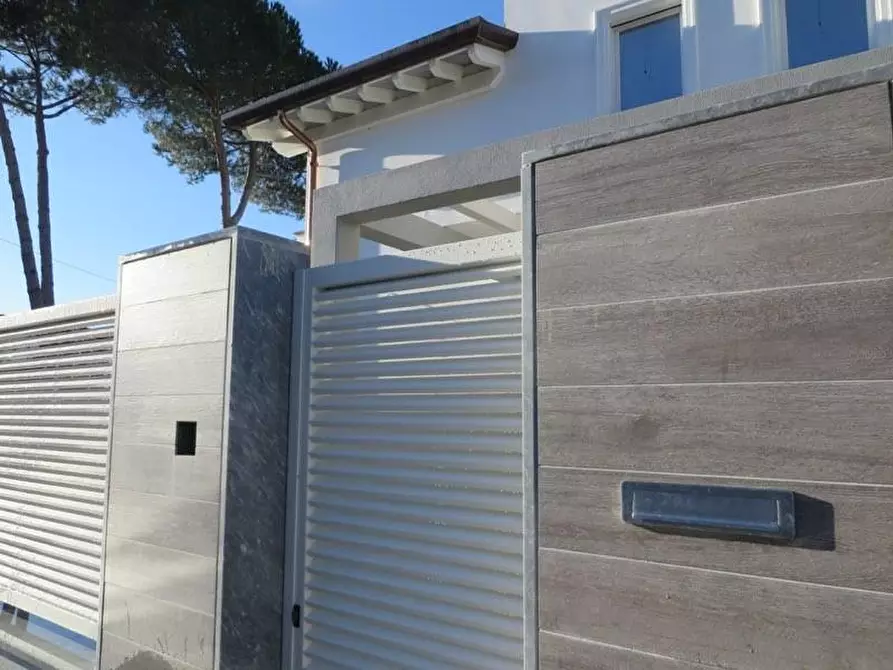 Immagine 12 di Villa in vendita  a Montignoso