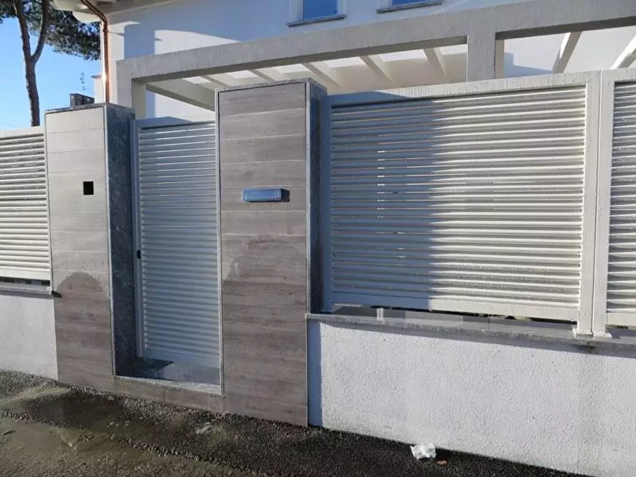 Immagine 11 di Villa in vendita  a Montignoso