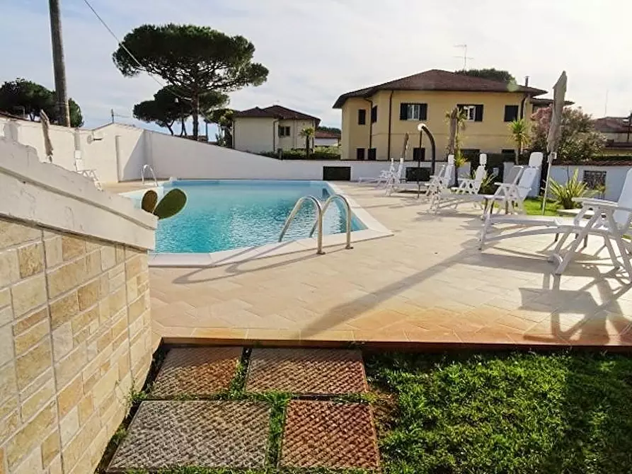 Immagine 3 di Villetta a schiera in vendita  a Montignoso