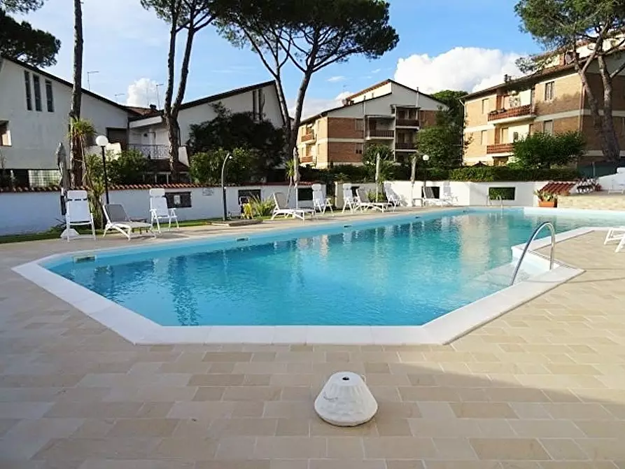 Immagine 2 di Villetta a schiera in vendita  a Montignoso