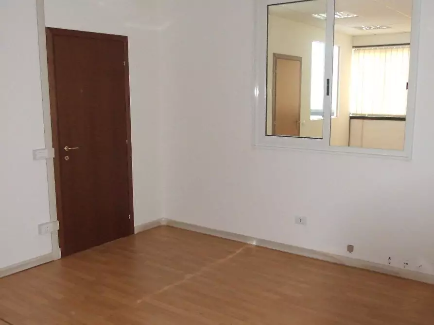 Immagine 8 di Locale commerciale in vendita  a Pisa