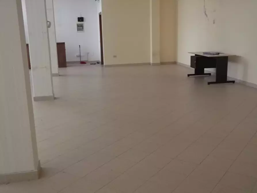 Immagine 6 di Locale commerciale in affitto  a Cascina