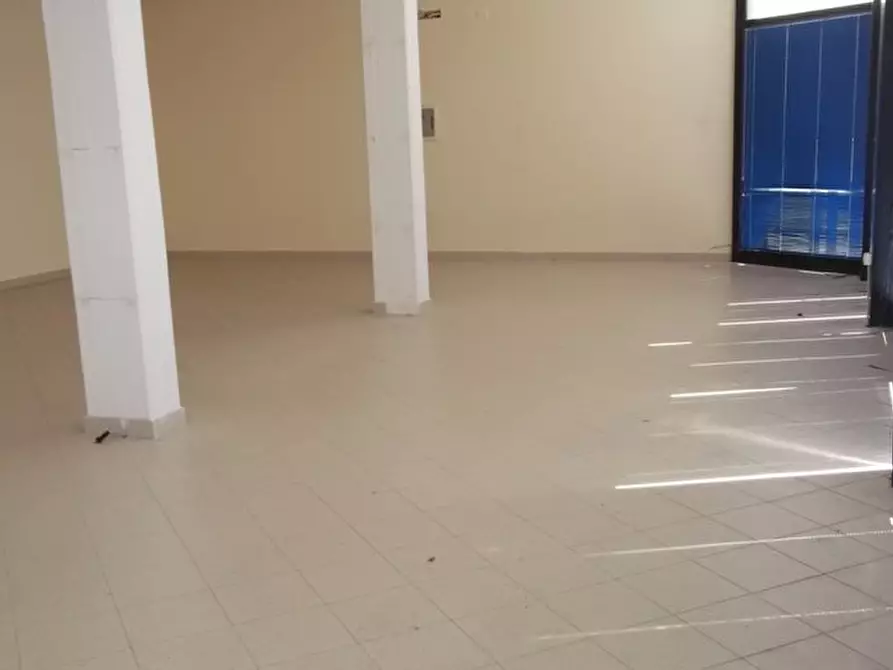 Immagine 1 di Locale commerciale in affitto  a Cascina