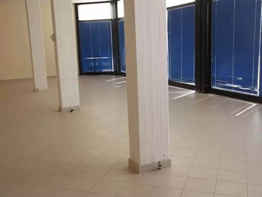Immagine 3 di Locale commerciale in affitto  a Cascina