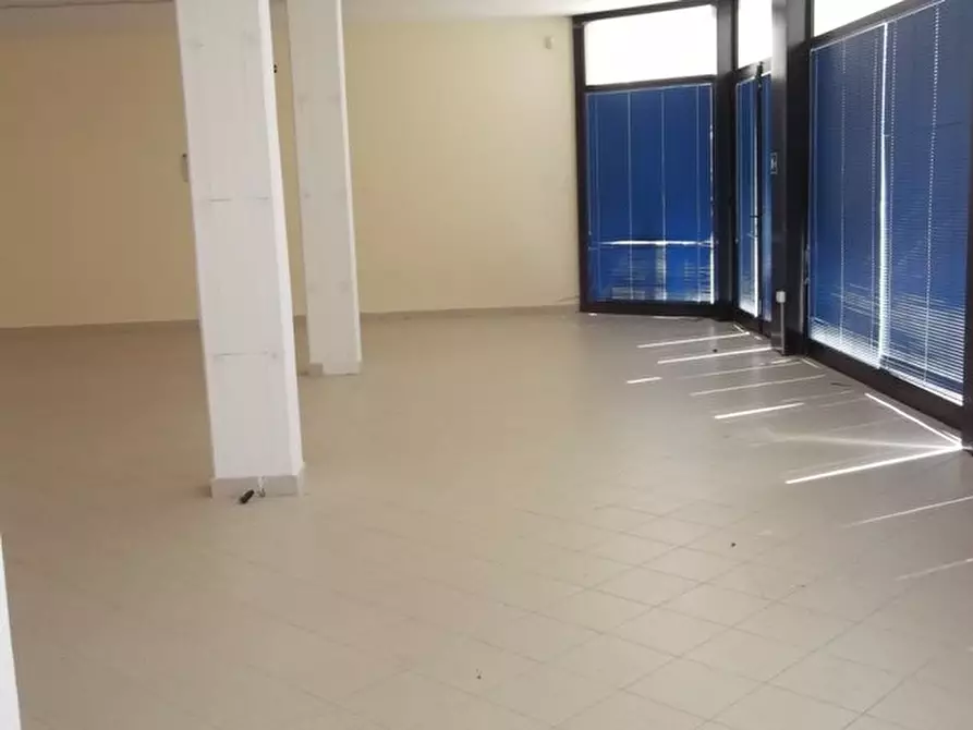 Immagine 2 di Locale commerciale in affitto  a Cascina