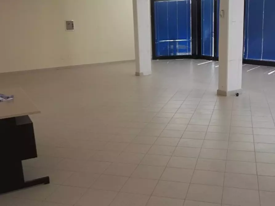 Immagine 5 di Locale commerciale in affitto  a Cascina