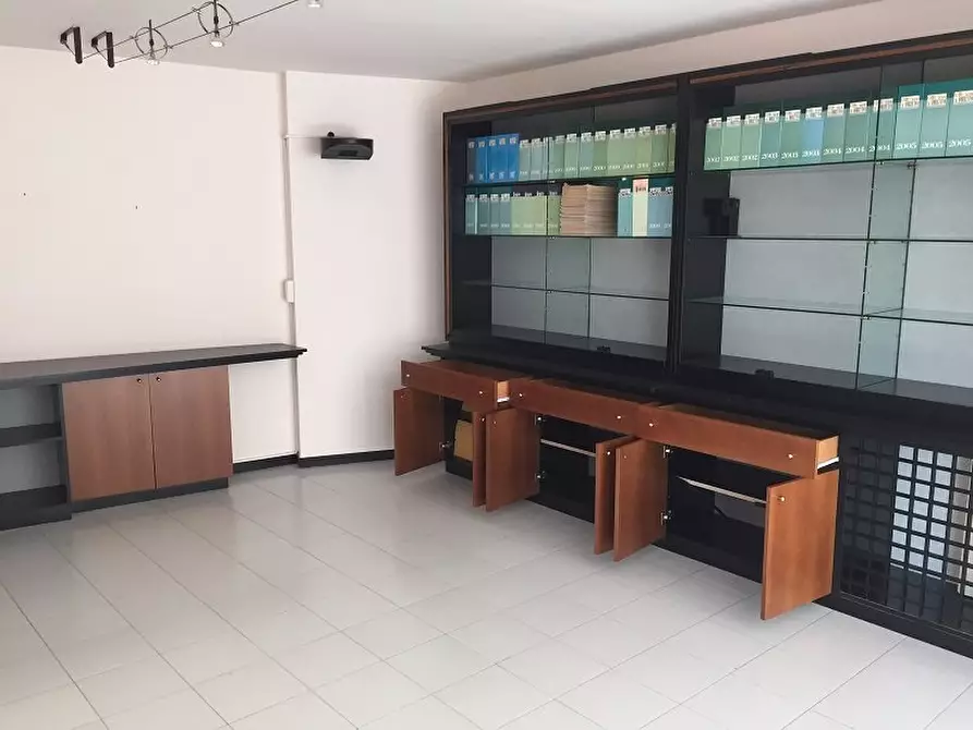 Immagine 5 di Ufficio in affitto  a Ponsacco