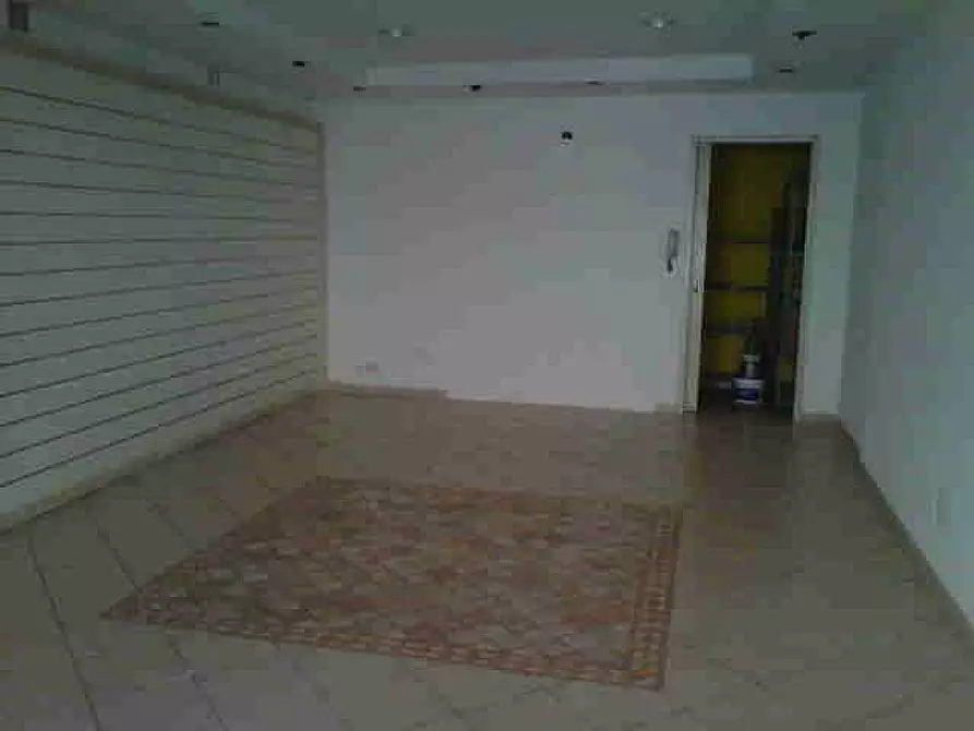 Immagine 2 di Locale commerciale in vendita  a Pontedera