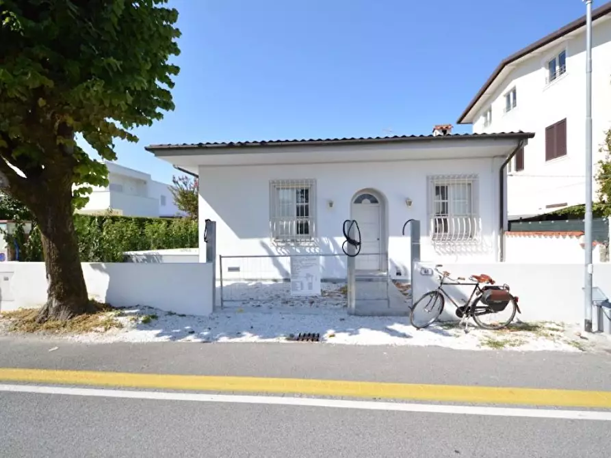 Immagine 1 di Villa in vendita  a Forte Dei Marmi