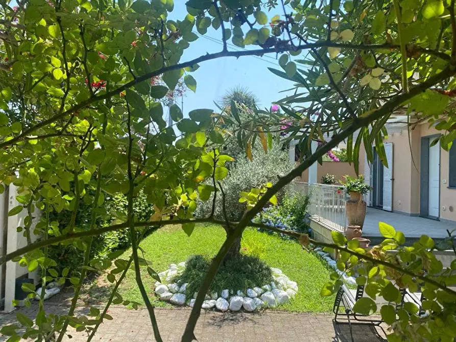 Immagine 2 di Appartamento in vendita  a Montignoso